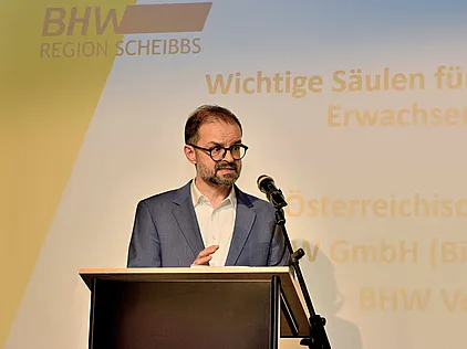 Georg Primas steht an einem Rednerpult.