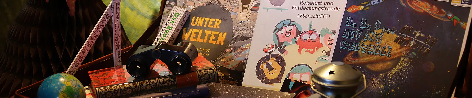 Eine Kiste voller Materialien für ein LeseNachtfest.