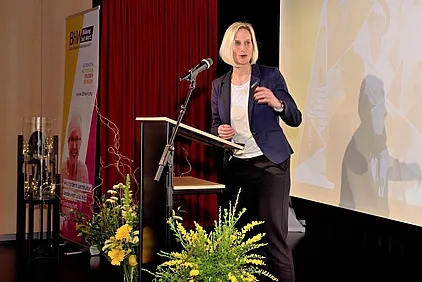 Therese Reinel steht an einem Rednerpult.