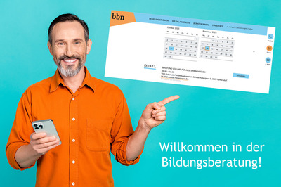 Ein Mann mit Bart, orangenem Hemd und einem Handy in der Hand, steht vor einem türkisen Hintergrund. Er deutet lachend mit seiner linken Hand auf einen "Screenshot der Terminvereinbarung" der Bildungsberatung. Darunter steht der Text "Willkommen in der Bildungsberatung!"