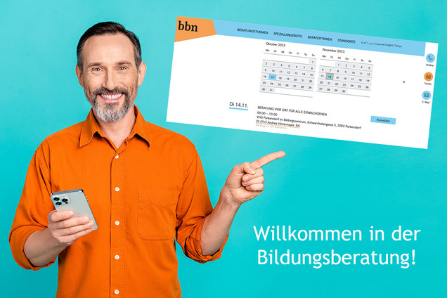 Ein Mann mit Bart, orangenem Hemd und einem Handy in der Hand, steht vor einem türkisen Hintergrund. Er deutet lachend mit seiner linken Hand auf einen "Screenshot der Terminvereinbarung" der Bildungsberatung. Darunter steht der Text "Willkommen in der Bildungsberatung!"