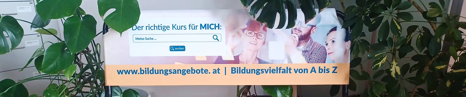 eine klappbares Bankerl mit Werbung für die Website Bildungsangebote.at vom BhW NÖ