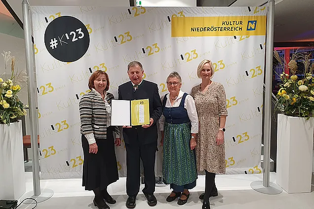 Sabine Neunteufl (stellvertretende Landesvorsitzende BHW Verein), Johann Pittl und Leopoldine Pittl, Therese Reinel (Geschäftsführerin BhW Niederösterreich GmbH) stehen als Gruppe zusammen. Johann Pittl präsentiert die Urkunde zum Kulturpreis.