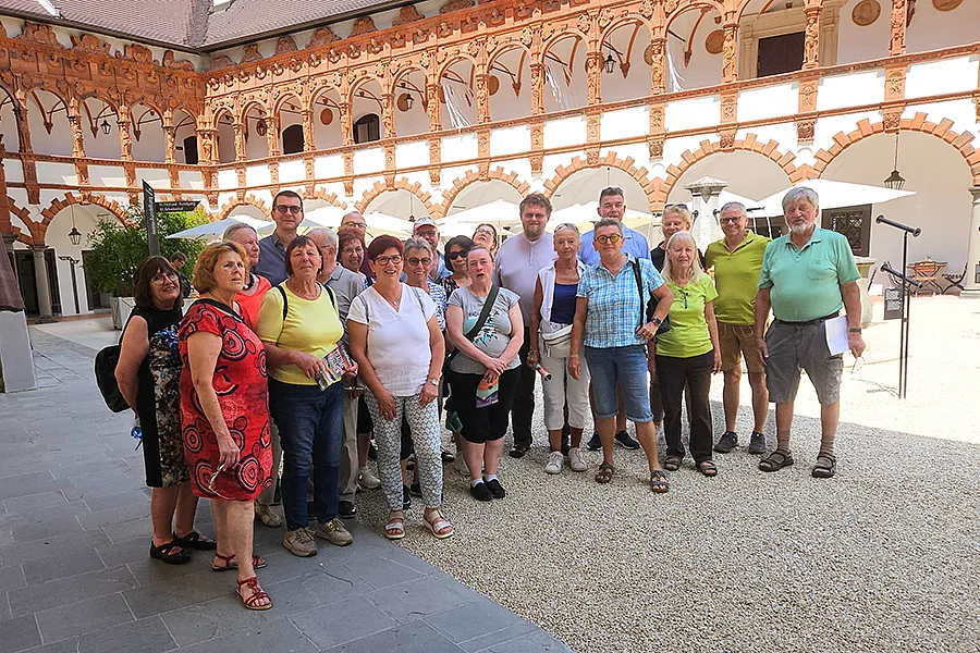 Das Bild zeigt eine Gruppe Menschen im Innenhof der Renaissanceburg Schallaburg, wo diese die Ausstellung „Träume träumen“ besuchte.