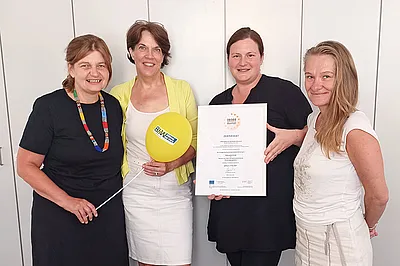 Das Team der Bildungsberatung vom BhW Niederösterreich zeigt die IBOBB-Gütesiegel-Urkunde.