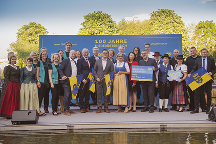 Gruppenfoto mit zahlreichen Personen. Auch Landeshauptfrau Johanna Mikl-Leitner ist auf dem Bild. Das Foto entstand im Bezirk Melk bei der Auftaktveranstaltung von 100 Jahre Land Niederösterreich.