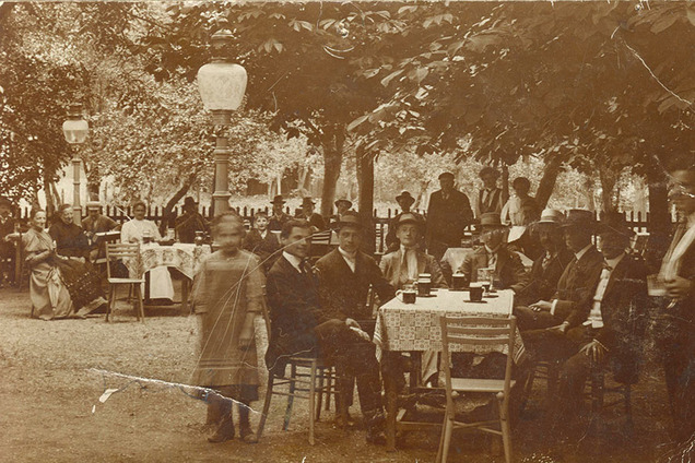 Alte Ansicht von Gästen im Salettl vor über hundert Jahren.