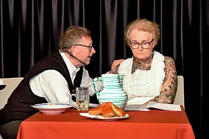 Szenische Lesung von Franz Gloser führte zurück ins Gründungsjahr 1946. An einem Tisch sitzen ein Mann und eine Frau.