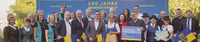 Gruppenfoto mit zahlreichen Personen. Auch Landeshauptfrau Johanna Mikl-Leitner ist auf dem Bild. Das Foto entstand im Bezirk Melk bei der Auftaktveranstaltung von 100 Jahre Land Niederösterreich.