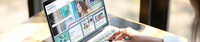 Aufgeklappter Laptop. Auf dem Bildschirm sieht man die Startseite der Homepage bildungsangebote.at. Hände einer Frau tippen auf der Tatstatur.
