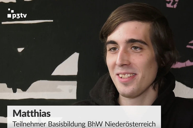 Teilnehmer der Basisbildung wird interviewt. Es ist eine Schrift zu sehen: Matthias, Teilnehmer der Basisbildung BhW Niederösterreich
