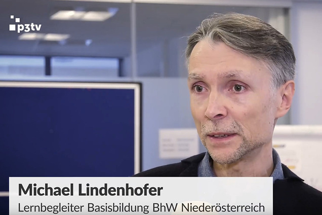 Lernbegleiter der Basisbildung wird interviewt. Es ist eine Schrift zu sehen: Michael Lindenhofer, Lernbegleiter der Basisbildung BhW Niederösterreich