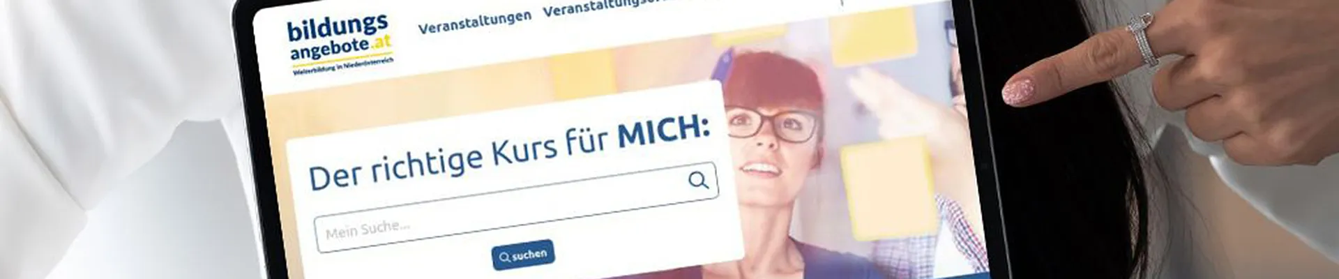 Auf dem Bild ist eine Frau dargestellt, die ein Tablet in ihrer rechten Hand hält. Ihre linke Hand weist mit dem Zeigefinger auf den Bildschirm des Tablets, auf dem die Oberfläche der Datenbank bildungsangebote.at und der Text „Hier finden Sie bald spannende Bildungsangebote“ zu sehen ist.