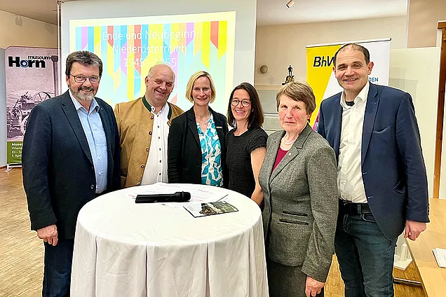 Das Bild zeigt die Referenten sowie weitere Akteurinnen und Akteure des Vortragsabends zum Thema Ende und Neubeginn.