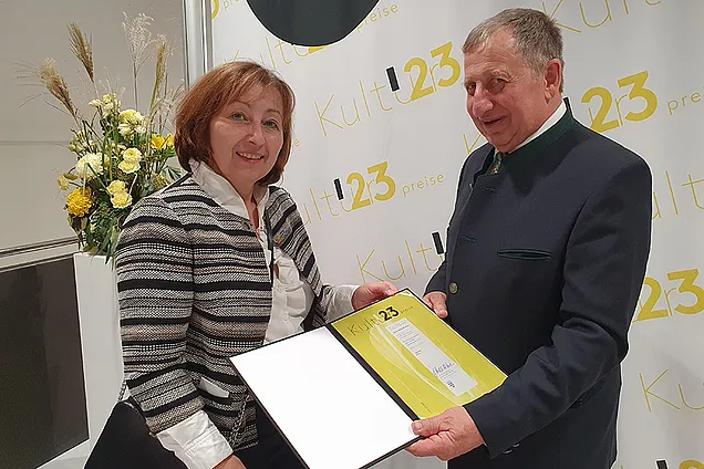 Sabine Neunteufl (stellvertretende Landesvorsitzende BHW Verein) und Johann Pittl präsentieren die Urkunde.