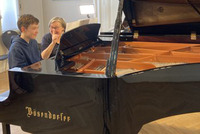 Der Musikschüler Lukas Dokalik bekommt Tipps am Klavier von der Pianistin Alma Sauer im Rahmen der mdw Masterclasses.