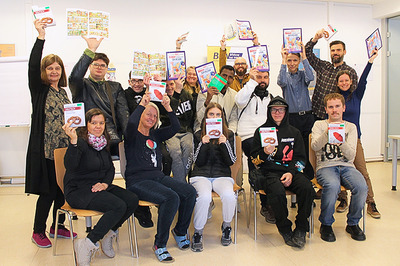 Kurs-Teilnehmende freuen sich gemeinsam mit den Mitarbeitenden von BhW Basisbildung und Zeit Punkt Lesen über ihr Bücher-Geschenk zu Weihnachten 2024.