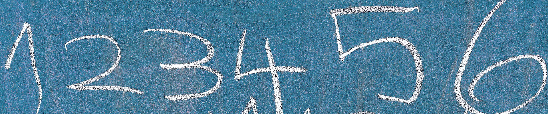 Eine blaue Wand auf der Zaheln mit Kreide gekritzelt wurden