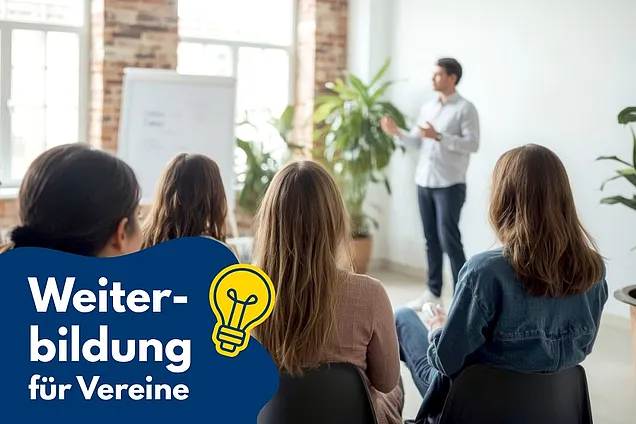 Mehrere Personen sitzen in einem Seminarraum und hören einem Mann zu, der vorne steht und etwas präsentiert. Im Vordergrund ist der Schriftzug „Weiterbildung für Vereine“ mit einem Glühbirnen-Symbol zu sehen.