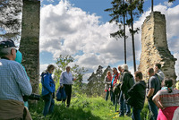 Das Bild zeigt eine Personengruppe bei einer geschichtlichen Wanderung zum Galgen in Raabs an der Thaya.