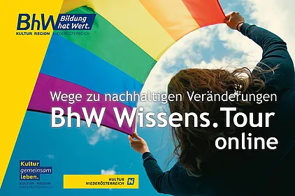Im Hintergrund ein Foto einer Frau die eine Regenbogenfahne in den Himmel hält. Als Text ist zu lesen: Wege zu nachhaltigen Veränderungen - BhW Wissens.Tour online