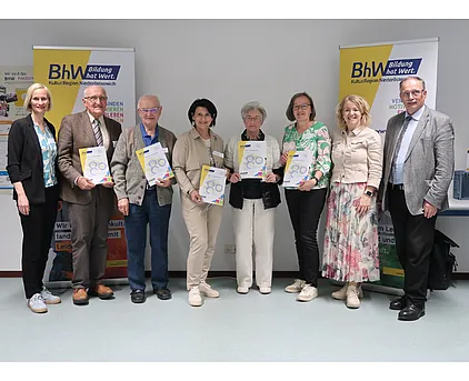 Gruppenfoto mit allen Personen welche eine Urkunde bekommen haben.