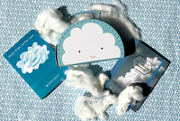 Zwei Bücher zum Thema Wolken und eine kleine Tasche mit einer lachenden Wolke darauf.