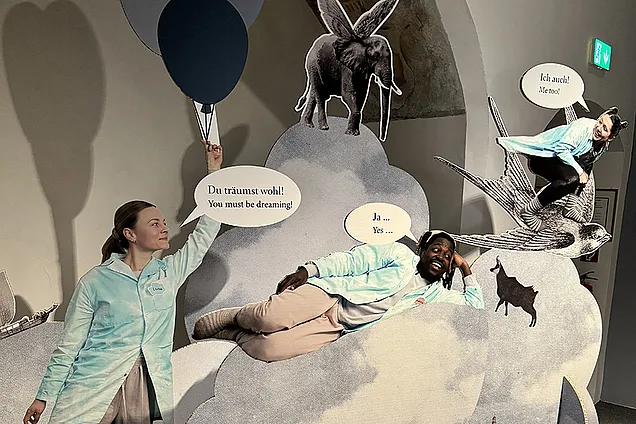 Das Bild zeigt einen Ausschnitt der Ausstellung „Träume… träumen“ auf der Schallaburg 2025.