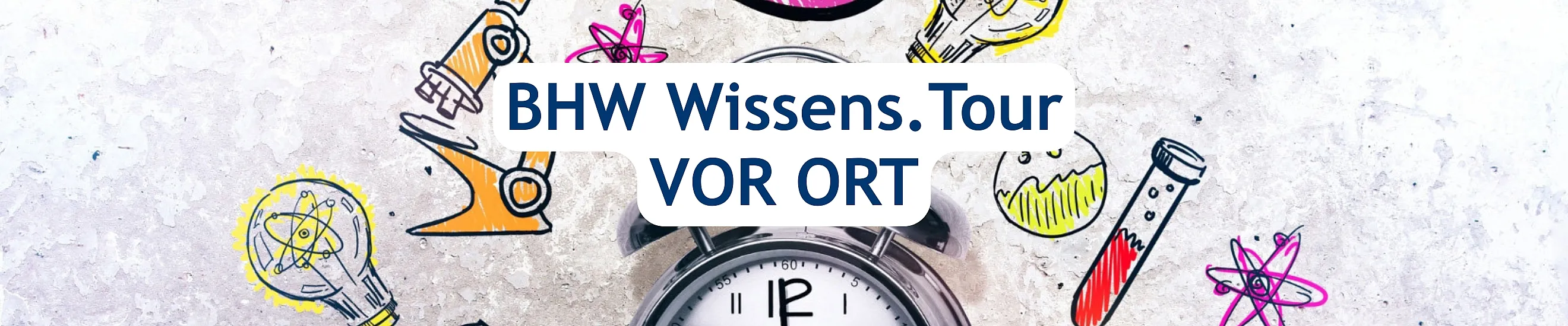 Das Bild zeigt ein Werbesujet der BHW Niederösterreich mit dem Text „BHW Wissens.Tour VOR ORT“. Im Hintergrund sind Symbole für Wissen und Bildung zu sehen, darunter eine Uhr, eine Hand, ein Gehirn, ein Buch, eine Glühbirne und ein Doktorhut, ergänzt durch die Logos von BHW und Kulturland Niederösterreich.