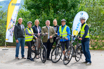 Gruppenbild mit dem Radland Niederösterreich. Drei von den sieben Personen tragen einen Fahrradhelm und halten jeder ein Fahrrad. 