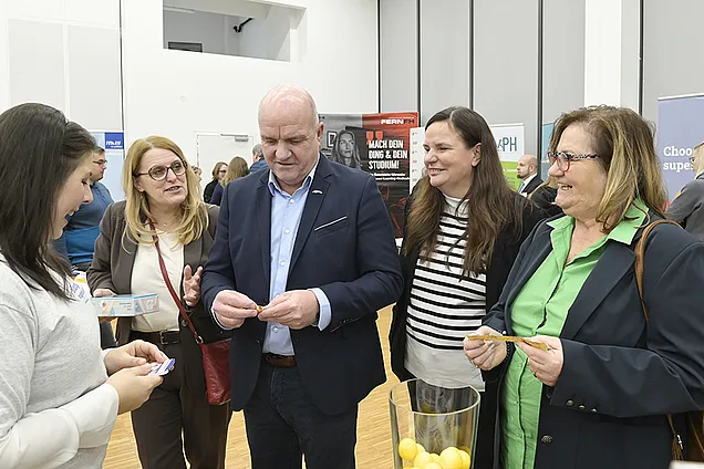 Stefanie Halbwachs (bildungsangebote.at) zeigt einer interessierten Gruppe Infomaterial.