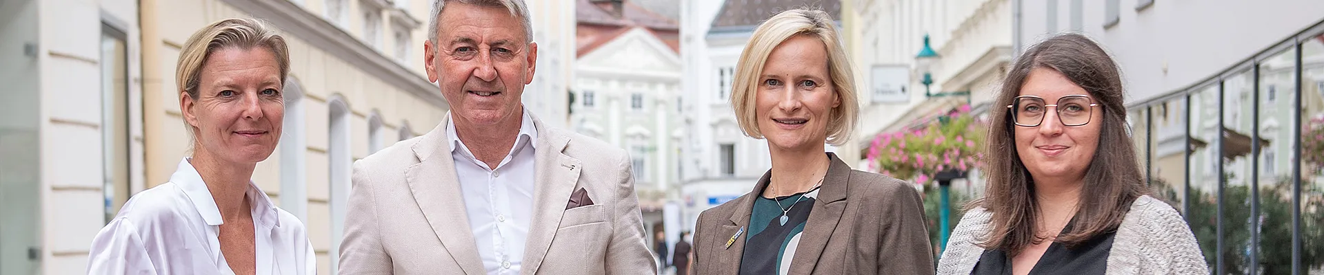 Auf dem Foto sind zu sehen: Geschäftsführerin des Burgenländischen Bildungswerks Judith Tscheppe,  kabelplus-Geschäftsführer Wolfgang Schäffer, Geschäftsführerin des BhW Niederösterreich Therese Reinel und Smartphone-Trainerin Julia Hentschel. Sie alle halten eine Tafel mit der Aufschrift „Jetzt kenn i mi aus! – Für alle, die digital mehr wissen wollen“ zur Bewerbung von gemeinsam durchgeführten Online-Workshops zu Computer- und Smartphone-Themen. 