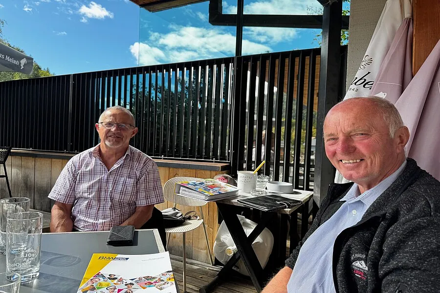 Das Bild zeigt Franz Atzmüller und Johann Strohmayer (BHW Lunz am See) an einem Tisch sitzend.
