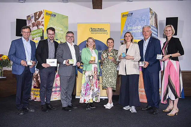 Gruppenbild mit den erwähnten Personen. Im Hintergrund große bunte Würfel mit BhW-Projektinfos und ein Roll der Kulturregion.