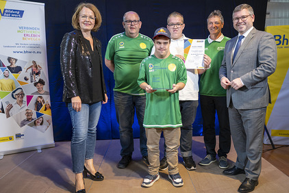 Preisträger von SV Göllersdorf Champions halten die Urkunde und den Preis in der Hand. Daneben stehen die Landesräte.