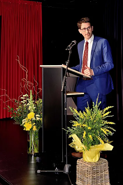 Bürgermeister David Pöcksteiner steht vor einem Rednerpult.