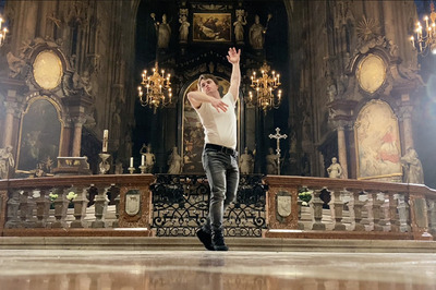 Tanzschüler Felix Röper tanzt in der Erzdiözese St. Pölten vor einem Altar.