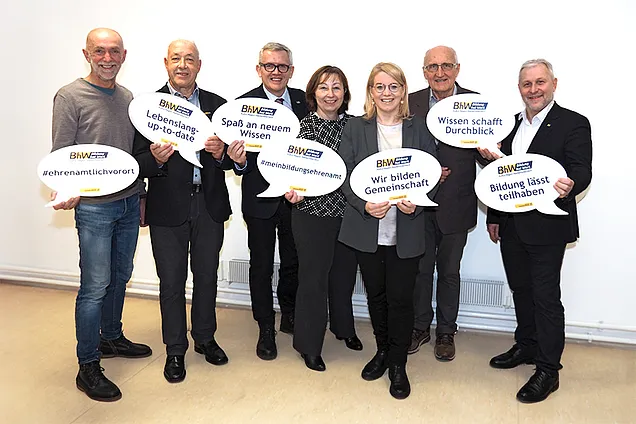 Gruppenbild mit BHW Vorstand. Die Personen halten große Sprechblasen in die Höhe mit einigen Schlagworten zum Tag des Ehrenamtes.