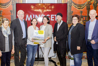 Das Headerbild zeigt ein Gruppenfoto mit den Hauptverantwortlichen der Bildungsveranstaltung. Im Hintergrund erkennt man die prachtvoll-barocken Wandmalereien im Pfarrhof-Festsaal. 