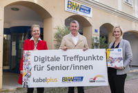 Das Headerbild zeigt Frau Therese Reinel, Geschäftsführerin BhW Niederösterreich, Frau Judith Tscheppe, Geschäftsführerin des Burgenländischen Volksbildungswerkes und Herrn Wolfgang Schäffer, Geschäftsführer kabelplus. Sie alle stehen vor dem Gebäude des BhW Niederösterreich.