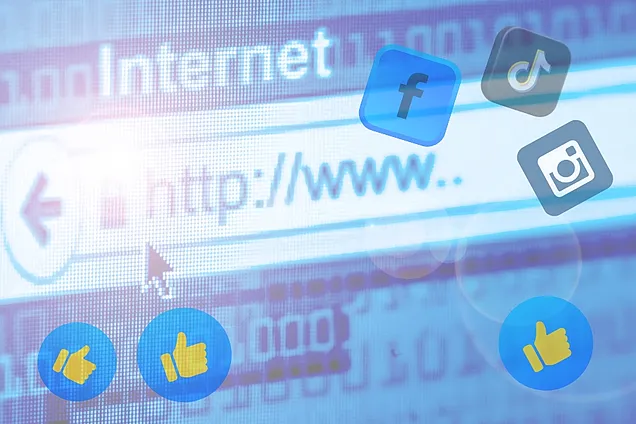 Im Hintergrund sieht man einen Ausschnit von einem Internet-Brower und im Vorderung die Symbole für diverse Social Media Kanäle.