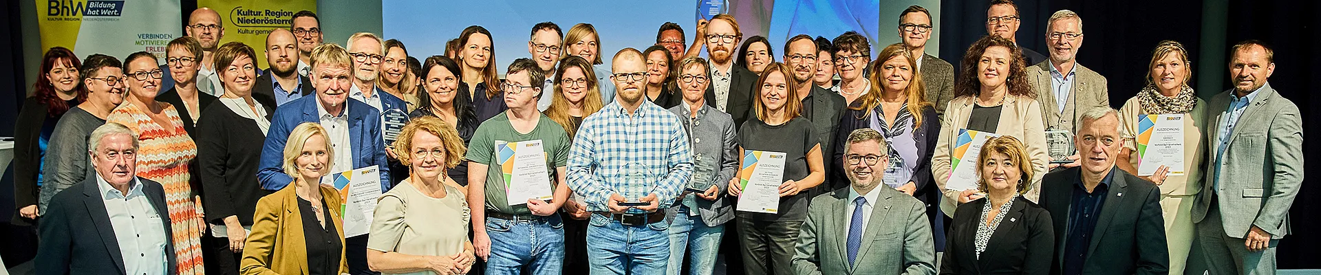 Gruppenfoto auf einer Bühne
