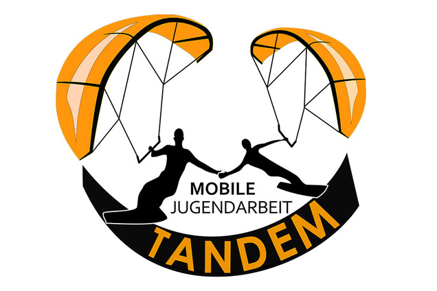 Das Logo von Tandem zeigt zwei Personen, die im Tandemsprung einander die Hände reichen.
