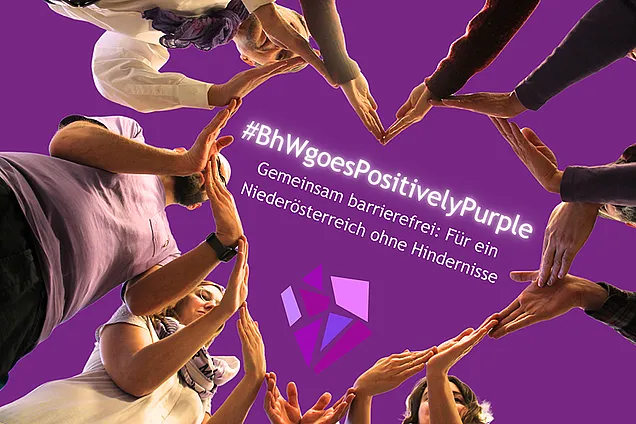 Teammitglieder des BhW formen mit ihren Händen ein großes Herz. In der Mitte steht: „#BhWgoesPositivelyPurple. Gemeinsam barrierefrei: Für ein Niederösterreich ohne Hindernisse“