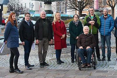 Gruppenbild mit Teilnehmerinnen und Teilnehmern bei der Gemeindebegehung in der Stadt Zwettl. Die Gemeindebegehung ist ein buchbares Angebot des Projektes BhW barrierefrei. 