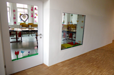 In der Volksschule Eichgraben wurden Gläser in die Tür und Wand eines Klassenzimmers verbaut, die mithilfe der Förderung finanziert wurden.