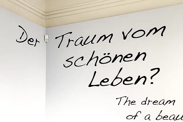 Spruch auf eine Wand: geschrieben: "Der Traum vom schönen Leben."