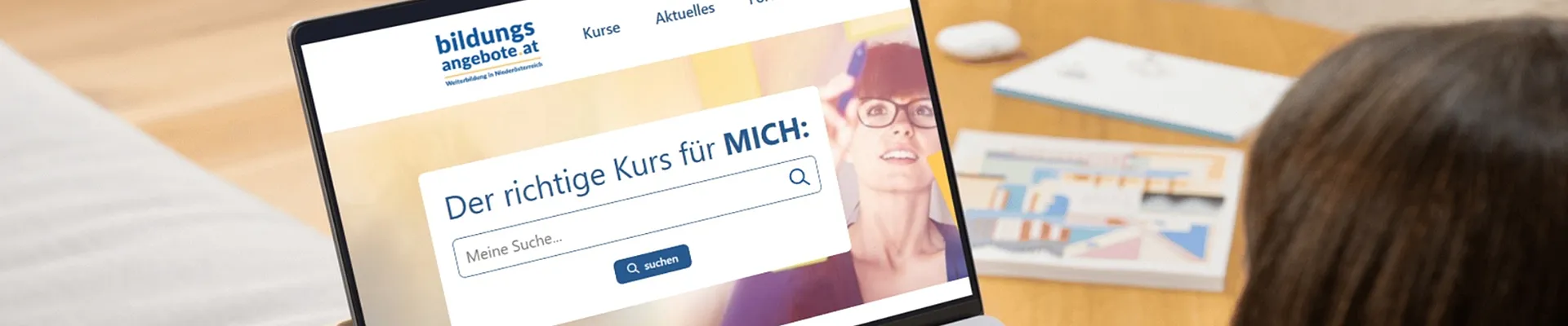 Das Bild zeigt eine Frau mit einem Laptop. Auf dem Bildschirm des Laptops ist die Startseite von www.bildungsangebote.at zu sehen, der neuen Bildungsdatenbank für Niederösterreich.