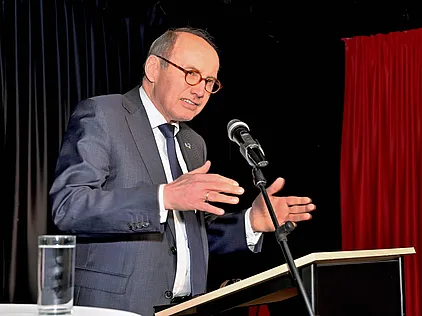 Othmar Karas steht an einem Rednerpult.