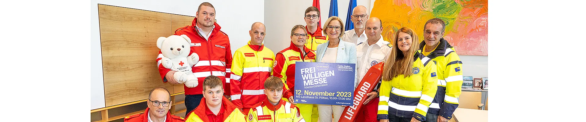 Gruppenbild mit Rotkreuz Mitarbeiter/innen und Landeshauptfrau Johanna Mikl-Leitner
